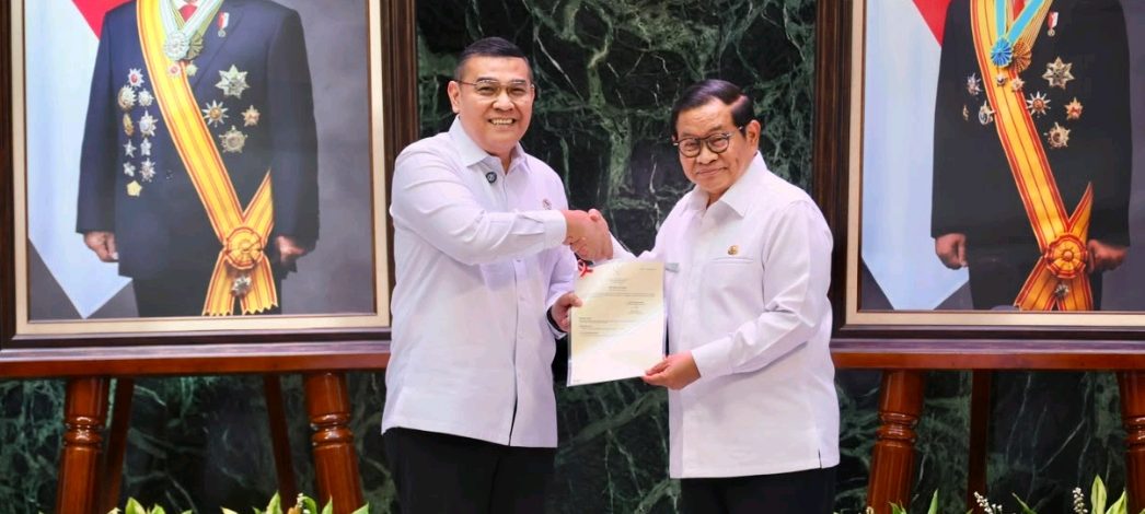 DKI Jakarta HUT ke-499, Wamen Ossy Serahkan 499 Sertipikat ke Gubernur Pramono Anung