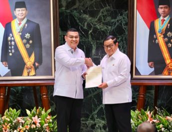 DKI Jakarta HUT ke-499, Wamen Ossy Serahkan 499 Sertipikat ke Gubernur Pramono Anung