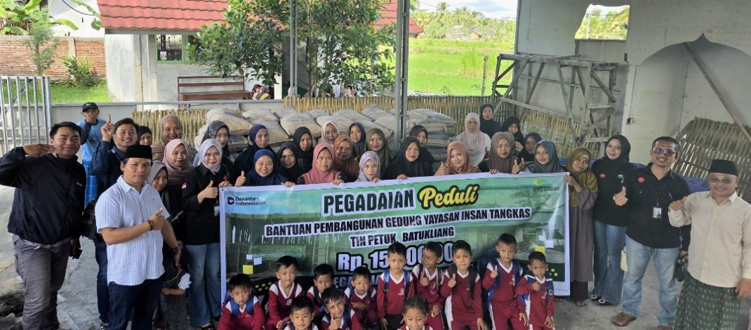 Pegadaian Praya Salurkan Bantuan Material Pembangunan Ruang Kelas dan Edukasi Investasi Emas