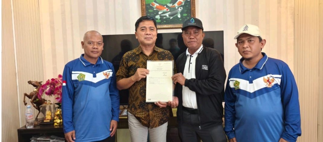 Kakantah Karangasem Serahkan Simbolis Sertipikat Tanah Wakaf kepada Masyarakat Desa Bungaya Kangin
