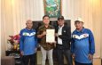 Kakantah Karangasem Serahkan Simbolis Sertipikat Tanah Wakaf kepada Masyarakat Desa Bungaya Kangin